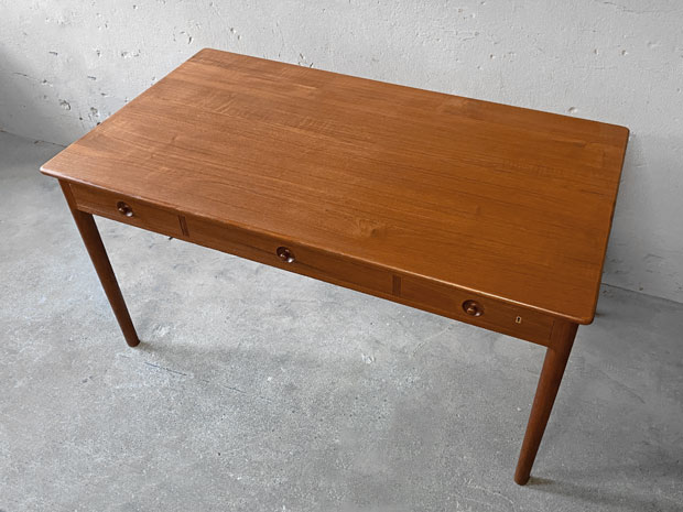 Massiver Teak Tisch / Schreibtisch von Hans J. Wegner für Andreas Tuck / Model AT-305