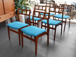 6er Set Teakholz Stühle / neu bezogen mit blauem Wollfilz / nur noch 2 verfügbar!