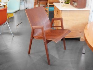 Teak Armlehnenstuhl mit Sitzfläche aus Formsperrholz / 3 Stück verfügbar